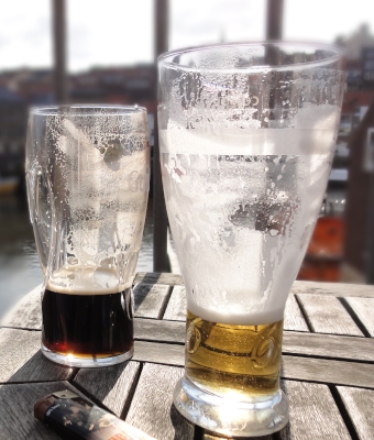 2 Gläser Bier - doppelt gemoppelt