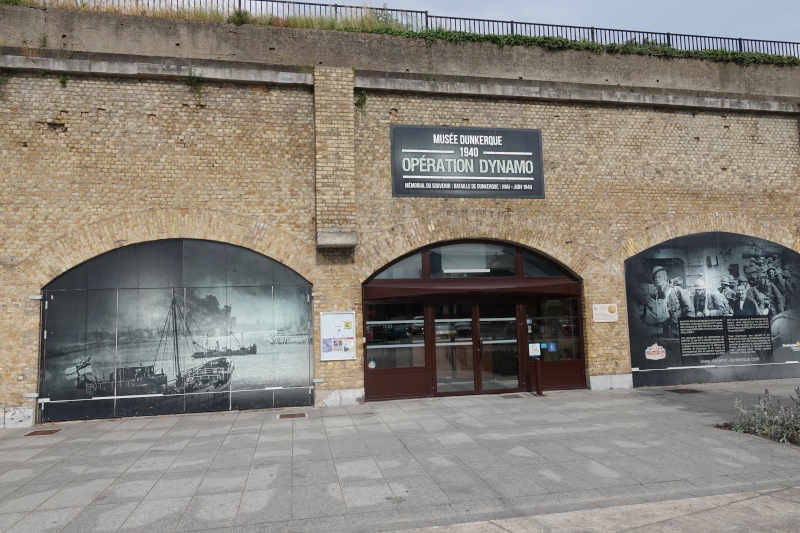 Eingang des Museums “Operation Dynamo” in Dünkirchen mit einigen Originalfotos der Evakuierung der alliierten Soldaten aus der eingeschlossenen Stadt.