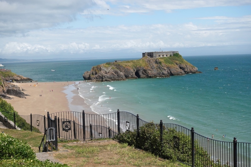 Tenby hat einen Süd und einen Nordstrand, beide aus feinstem Sand. Hier am Nordstrand liegt das Fort aus Napoleons Zeiten auf einer Felseninsel. Bei Flut ist der Felsen vom Strand getrennt, bei Ebbe kann man das Fort besichtigen.