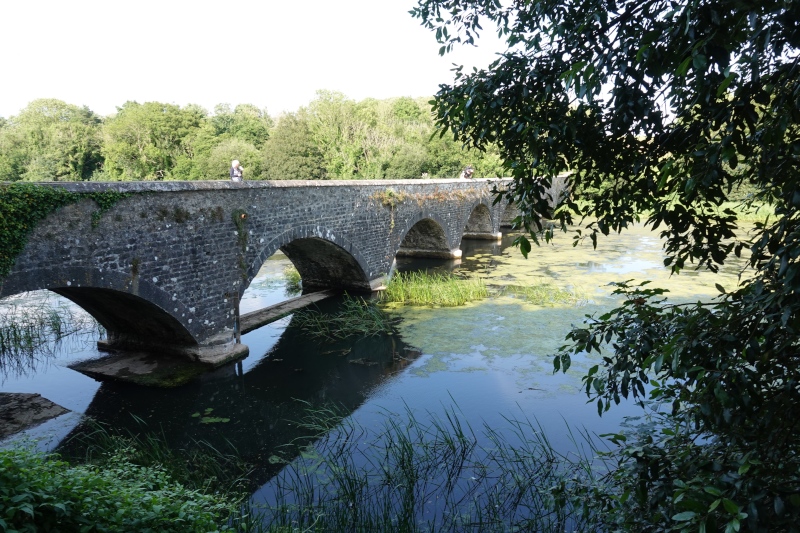 Eine alte Brücke von 1797 mit 8 Bögen in der Nähe von Stackpole. Aus Kalkstein gebaut, überspannt sie zwei der äußeren Seerosenteiche.