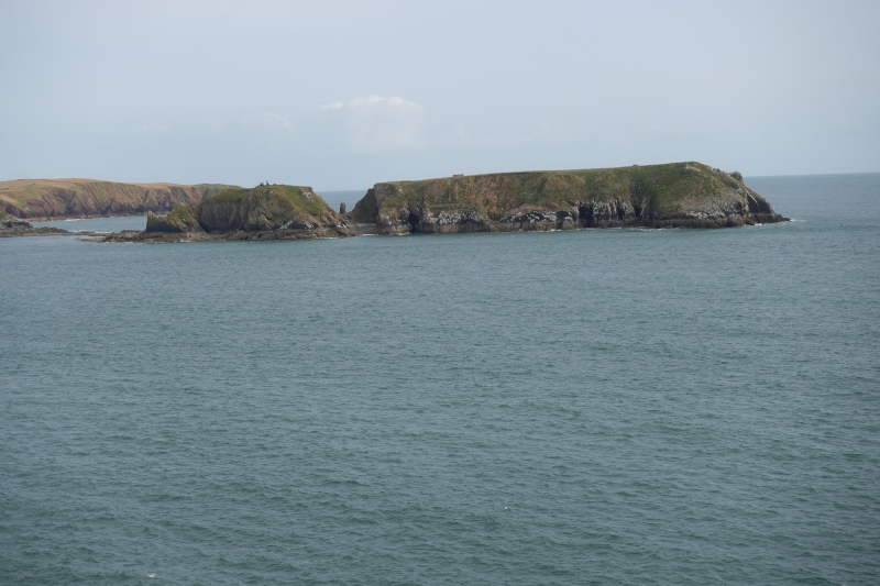 Die kleine Insel St. Margrets Island ist bei Niedrigwasser mit der größeren Insel Caldey Island verbunden. Sie ist felsig und grün und hat einen Einschnitt in der Mitte, in dem man den Turm eines alten Steinbruchs sehen kann.