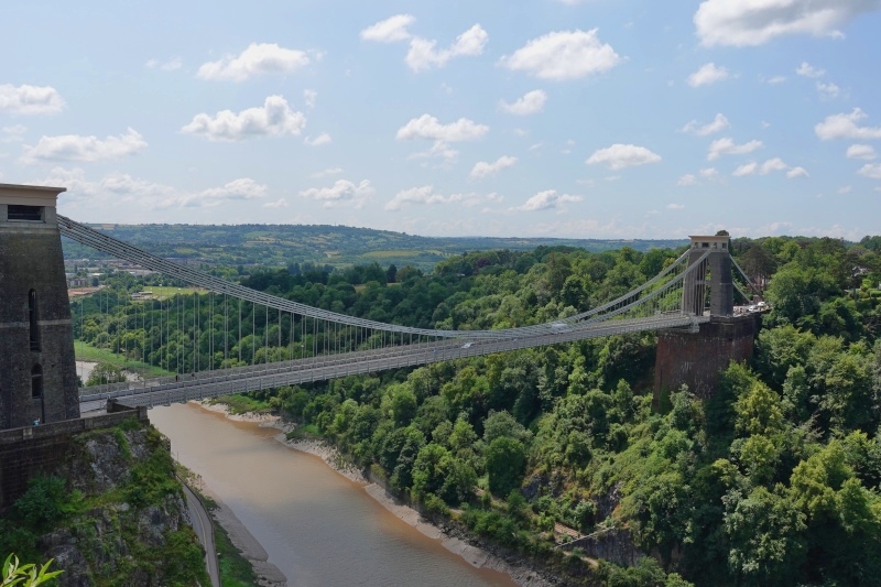 Die Kettenbrücke Suspension Bridge von 1864 überspannt die Schlucht über den Fluss Avon. Sie besteht aus 2 Türmen und ist noch immer für den Autoverkeht geöffnet. Die Schlucht ist waldreich und ein beliebtes Ausflugsziel in Bristol.