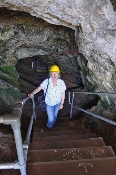 Die Autorin mit Sicherheitshelm am Ausgang der Giant´s Cave, einer Höhle unterhalb des Observatoriums. Der Weg ist eng und steil zwischen den Felswänden.