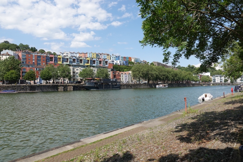 Bunte Häuschen auf dem Harbour Walk am Ufer des Avon.