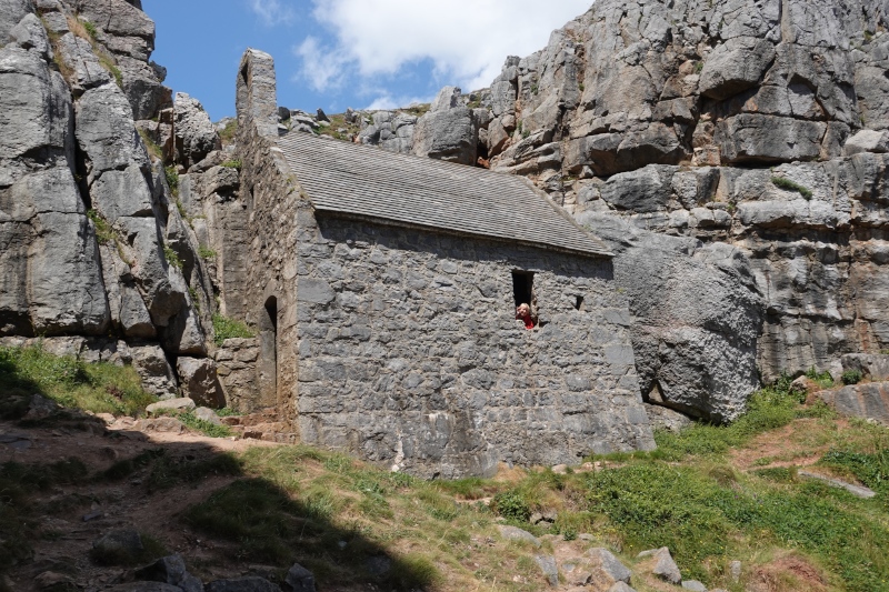 Die windschiefe Kapelle St. Govan’s Chapel aus dem 6. Jahrhundert schmiegt sich in die schroffen Felsen am St. Govan’s Head und ist über steile Treppen zu erreichen. Vor dort führt ein schmaler Weg hinunter bis ans Wasser.